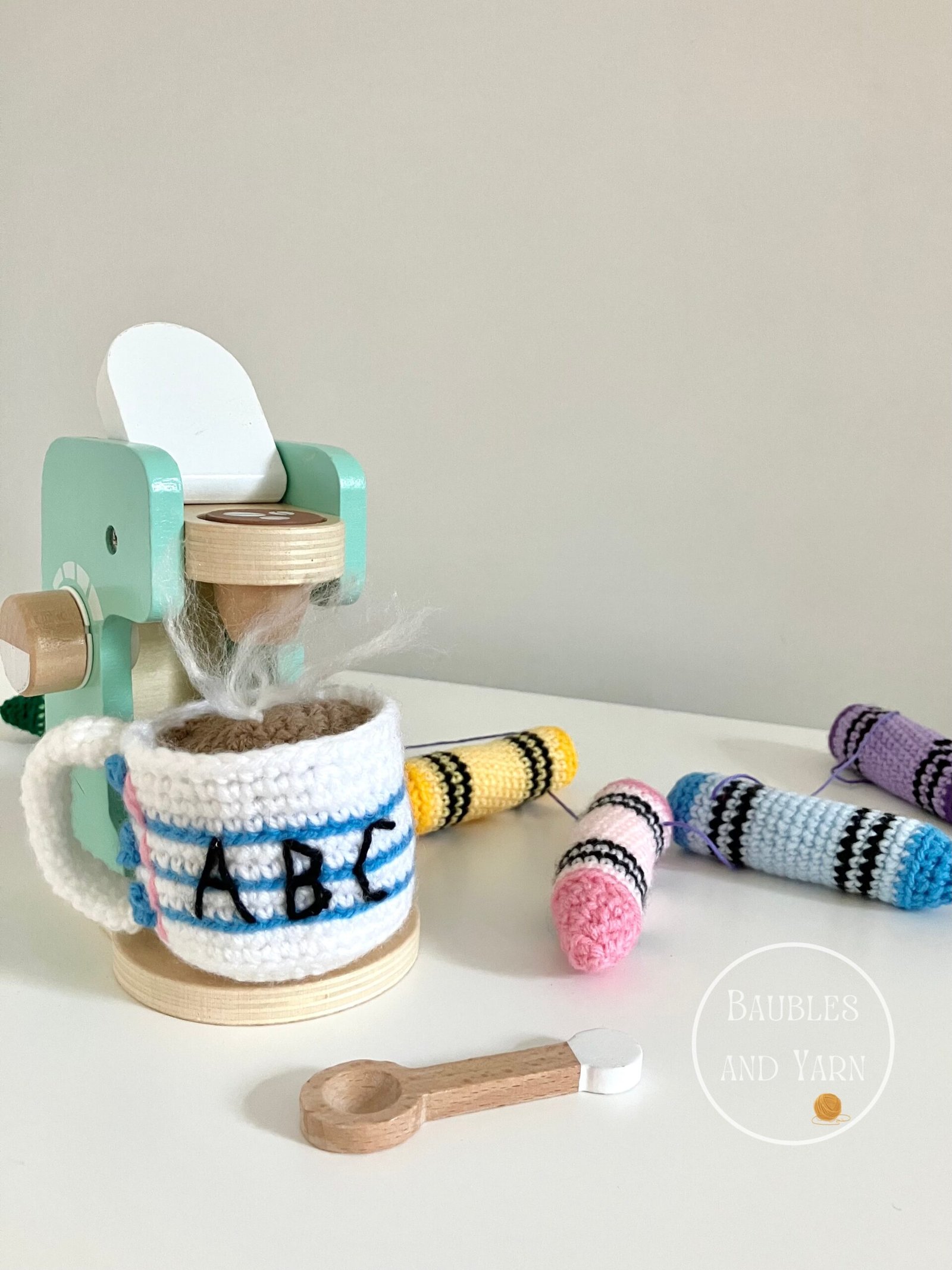 Free Crochet Back-to-School mug pattern - Crochet Play food