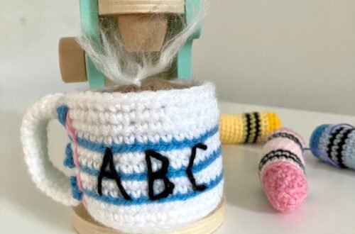 Free Crochet Back-to-School mug pattern - easy back to school crochet pattern