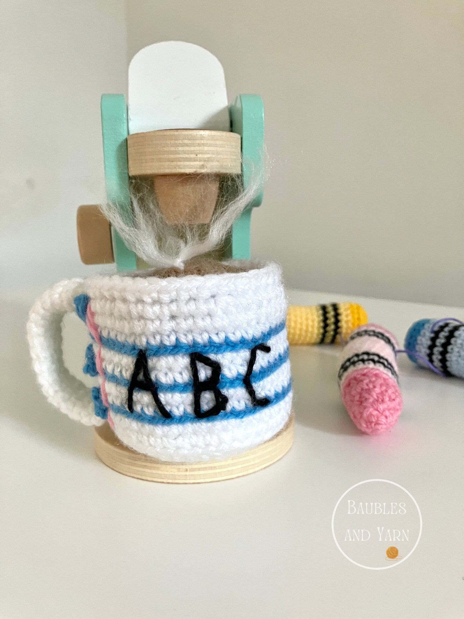Free Crochet Back-to-School mug pattern - easy back to school crochet pattern