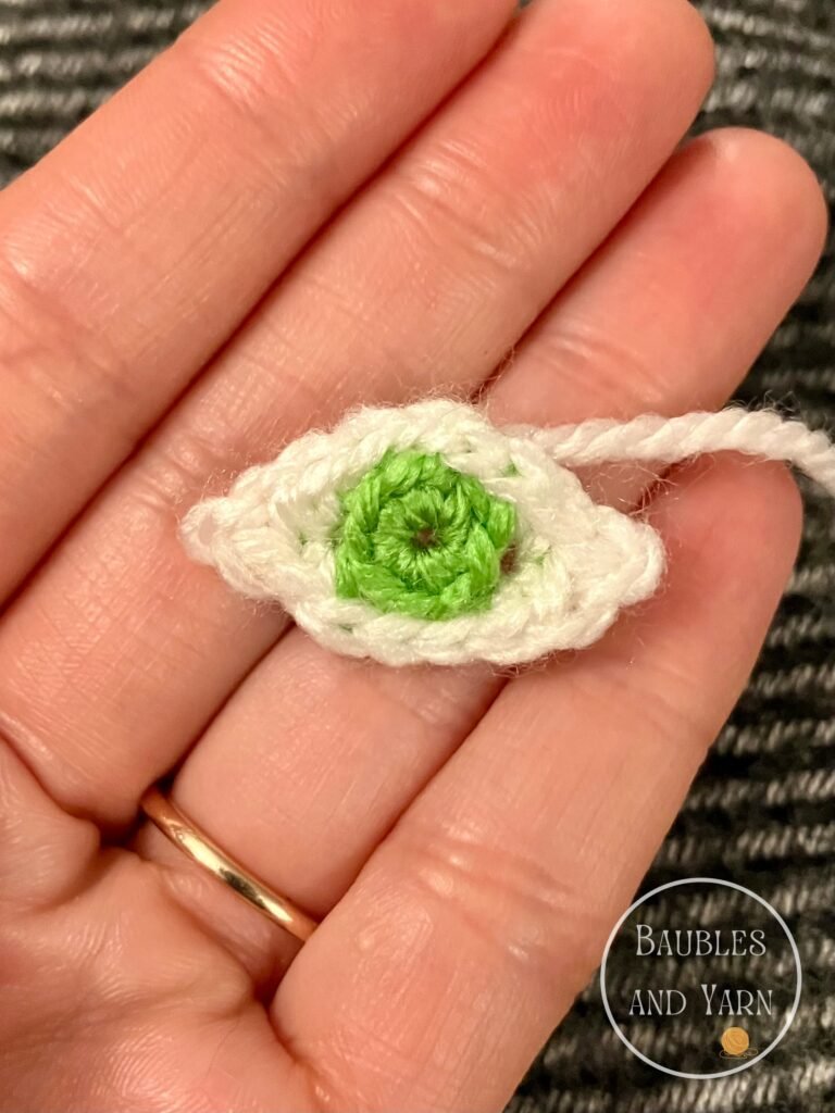 Halloween Black Cat Mug Crochet Pattern - Eye Detail